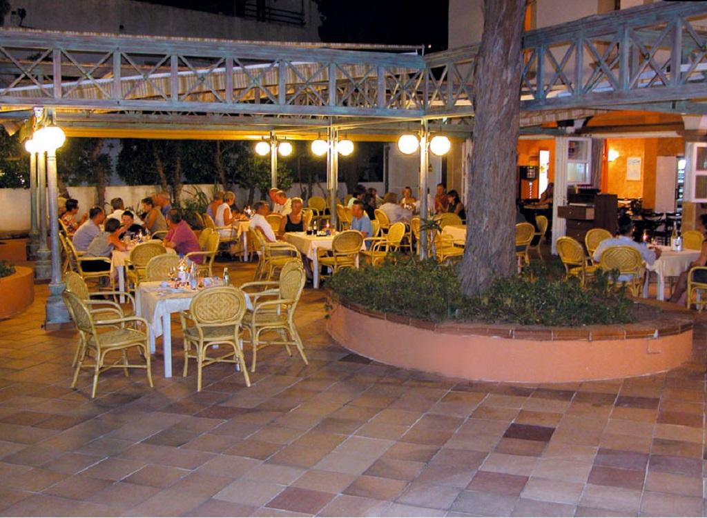 Hotel Beachclub Font De Sa Cala Exterior photo