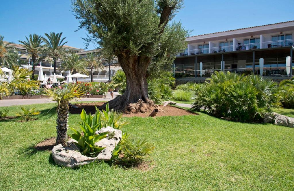 Hotel Beachclub Font De Sa Cala Exterior photo