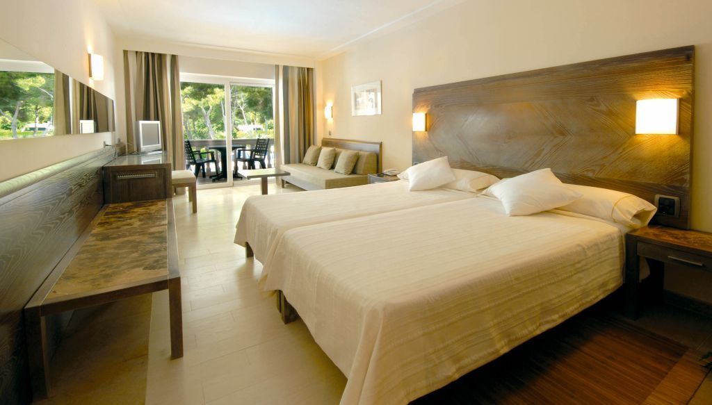 Hotel Beachclub Font De Sa Cala Room photo